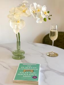 Very best location - Large Luxury Studio by river and City Centre