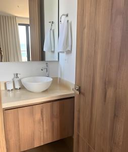 Brand New Apt Pool & City Views