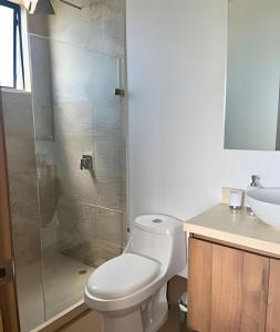 Brand New Apt Pool & City Views