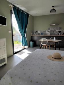 Maisons de vacances Charmant Studio climatise proche Riviere ,Voie verte, Marche : photos des chambres