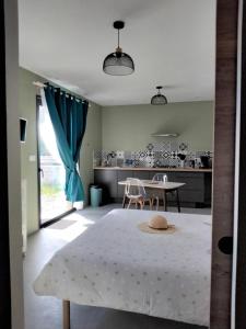 Maisons de vacances Charmant Studio climatise proche Riviere ,Voie verte, Marche : photos des chambres