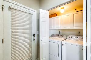 Community Perks! Waterfront Lake Ozark Escape