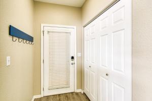 Community Perks! Waterfront Lake Ozark Escape