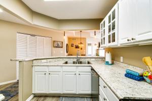 Community Perks! Waterfront Lake Ozark Escape