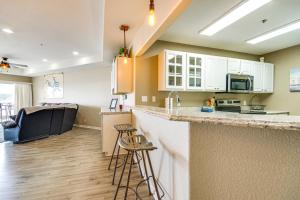 Community Perks! Waterfront Lake Ozark Escape