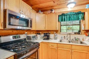 Large Mountain Creek! Cabin in Tellico Plains