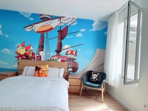 Una habitación cómoda y luminosa