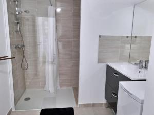 Appartement climatisé, moderne avec terrasses à 500m de la mer