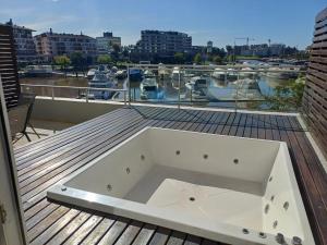 APART , DEPARTAMENTOS loft , bahia grande nordelta , BALCON JACUZZI Y vista a la bahia