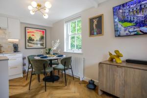 Very best location - Luxury boutique flat by river and City Centre