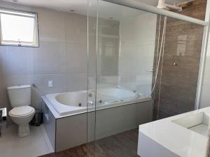 Suite confortável com banheira