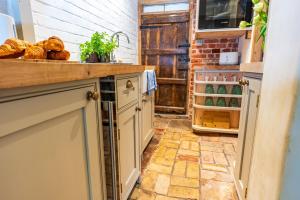 Cosy & charming medieval Bumble Cottage