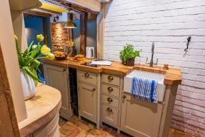 Cosy & charming medieval Bumble Cottage