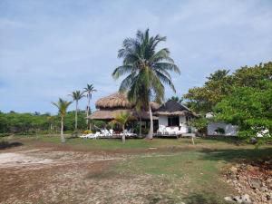 Cabaña ecológica frente al mar en isla fuerte