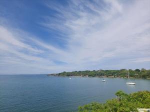 Cabaña ecológica frente al mar en isla fuerte