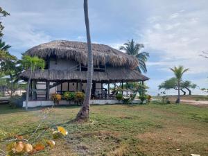 Cabaña ecológica frente al mar en isla fuerte