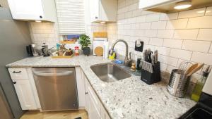 Cozy Modern 2BR, 3min Walk to Beach and Train, Near Boston