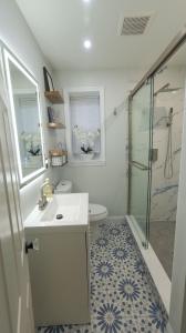 Cozy Modern 2BR, 3min Walk to Beach and Train, Near Boston