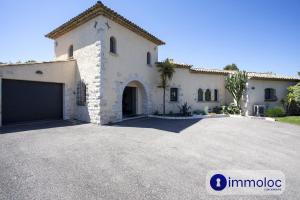 Air-conditioned villa with pool and garden