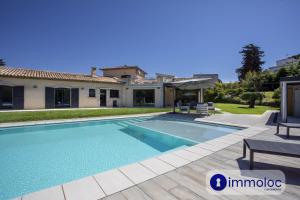 Air-conditioned villa with pool and garden