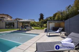 Air-conditioned villa with pool and garden