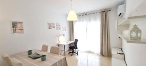 Avenida Juan Carlos I , Playa La Colonia - By Aloha Palma