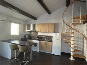 Nouveau - LEnsoleillé Terrasse & Atypique - 10 Min Plages - Serenité & Confort - IDEAL FAMILLE Parking et Wifi Gratuit - OFFRE SPECIALE