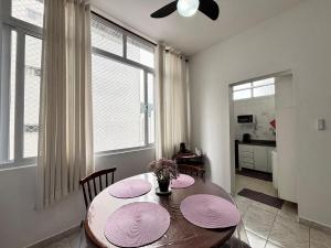 ótimo Apartamento Pitangueiras Guaruja bem localizado, 2qts wi-fi