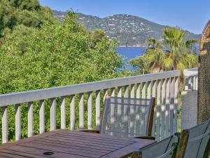 La Pinède - Small 2 bedroom sea view - with swimming pool