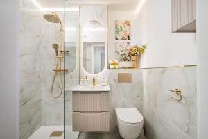 Prestige Central Suite with a living room, air conditiong, balcony & the view on Palace