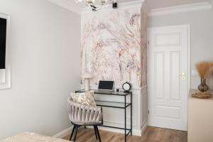 Prestige Central Suite with a living room, air conditiong, balcony & the view on Palace