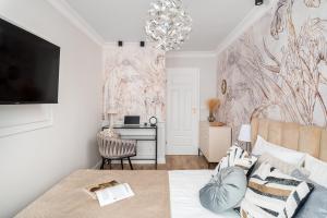 Prestige Central Suite with a living room, air conditiong, balcony & the view on Palace