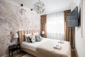 Prestige Central Suite with a living room, air conditiong, balcony & the view on Palace