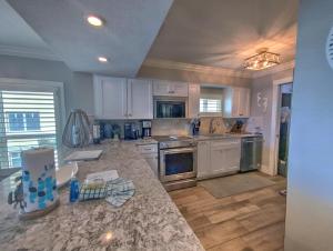 SO 401 - Lovely Remodeled 3 Bd Beachfront Condo!