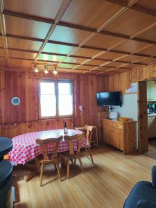 Repos en montagne, Chalet au vert, vue et terrasse