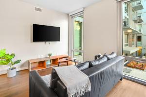 Comfy Clarendon Apt - Steps from Metro