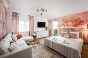 Prestige Central Suite with a living room, air conditiong, balcony & the view on Palace