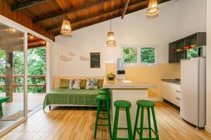 Casa charmosa na mata com vista da lagoa.