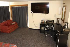 Honeymoon Suite room in American Inn and Suites Ionia