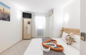 Gorgeous Apartment In Baska Voda