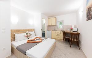 Gorgeous Apartment In Baska Voda