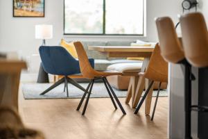 Jeannies Sunrise Suite - Luxury 2BR Across from Beach - Balcony - Rocket Views