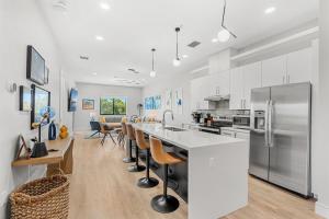 Jeannies Sunrise Suite - Luxury 2BR Across from Beach - Balcony - Rocket Views