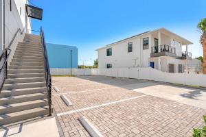 Jeannies Sunrise Suite - Luxury 2BR Across from Beach - Balcony - Rocket Views