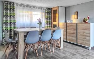 Amazing Home In Brodnica Górna