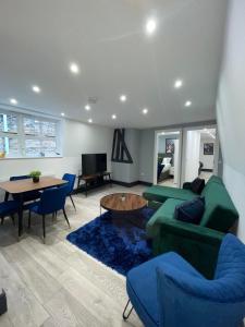 The Lucia Apartments I - 2 Bedroom Town Centre Apartment - Contractor Friendly - Free Parking - Full Kitchen - Washer Dryer - Spacious - Ideal for Work Stays