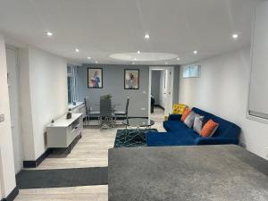 The Lucia Apartments II - 1 Bedroom Town Centre Apartment - Contractor Friendly - Free Parking - Full Kitchen - Washer Dryer - Spacious - Ideal for Work Stays