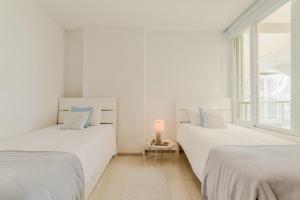 CORAL Beachfront 2BDR with pool by Casa Paraiso