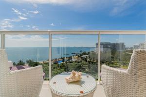 CORAL Beachfront 2BDR with pool by Casa Paraiso