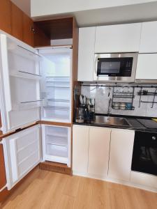 Bright Apart Near the Park Bedroom and Living